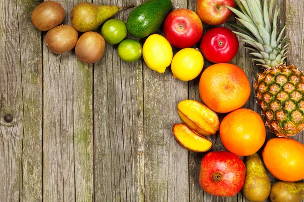 Set von bunten Früchten auf altem Holz Hintergrund — Stockfoto