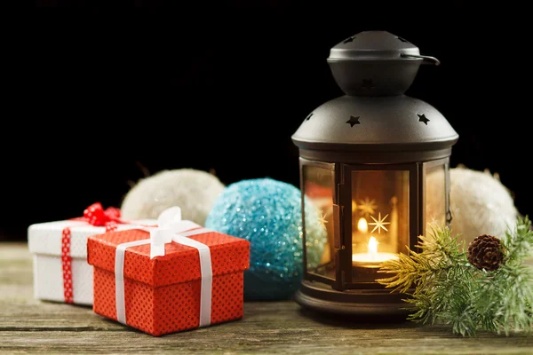 Винтажный фонарь с сезонным зимним декором — стоковое фото