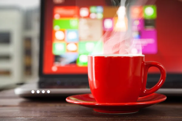 Computer portatile e una tazza di caffè — Foto Stock