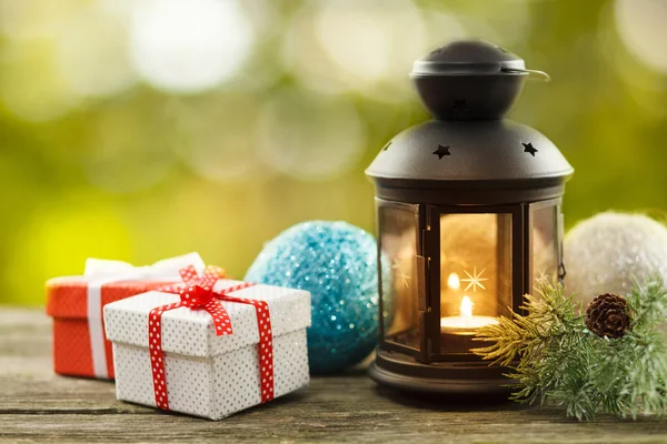 Lanterna vintage com decoração de inverno sazonal — Fotografia de Stock