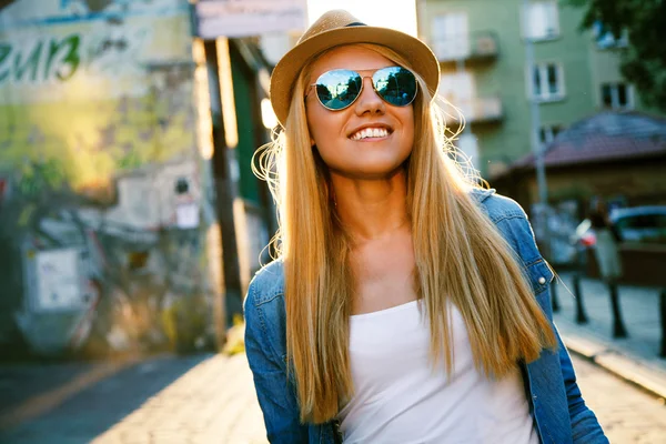 Jonge stijlvolle vrouw lopen in een stad straat — Stockfoto