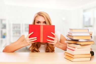 Genç öğrenci kitap okumak