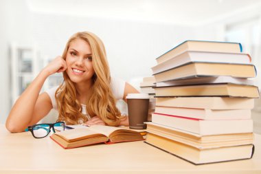 Genç öğrenci kitap okumak
