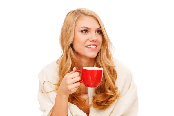 Jeune femme relaxante avec une tasse de café — Photo