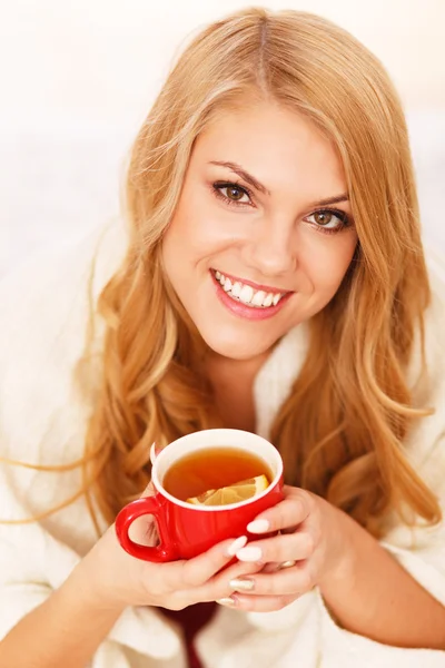 Молодая женщина расслабляется за чашкой кофе — стоковое фото