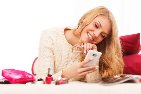 Mujer aplicando esmalte de uñas — Foto de Stock