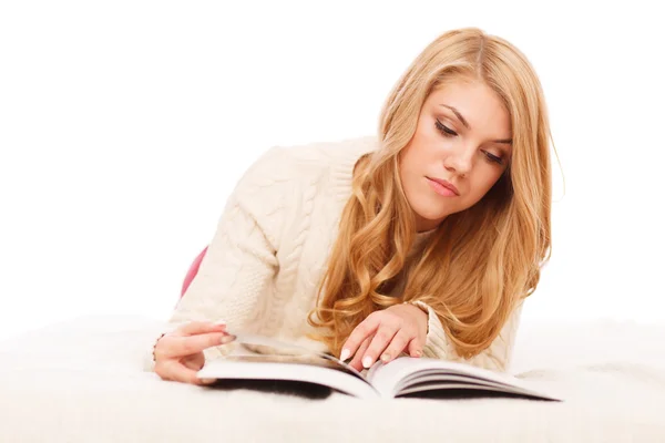 Junge Studentin liest Bücher — Stockfoto