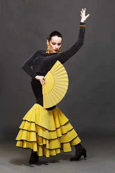 Flamencodanseres in een gele rok — Stockfoto