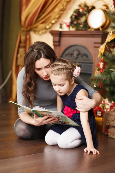 Mãe e filha no Natal — Fotografia de Stock