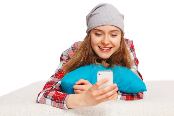 Ragazza adolescente con uno smartphone — Foto Stock