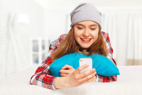 Tienermeisje met een smartphone — Stockfoto