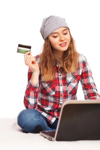 Junge Frau kauft online ein — Stockfoto