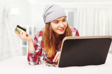 İnternetten alışveriş yapan genç bir kadın