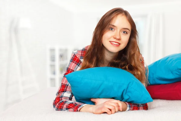 Menina adolescente em seu quarto — Fotografia de Stock