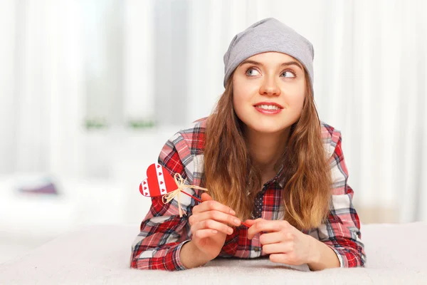 Retrato de una adolescente con un símbolo del corazón en sus manos — Foto de Stock