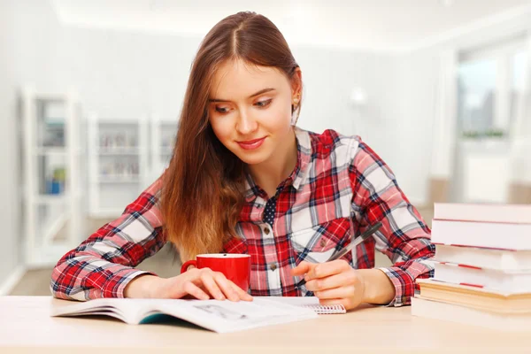 Jeune fille lisant ses manuels scolaires — Photo