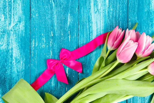 美丽的粉红色郁金香在蓝色木背景 — 图库照片