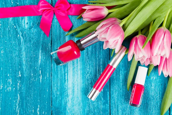 Schöne rosa Tulpen auf blauem Holz Hintergrund — Stockfoto