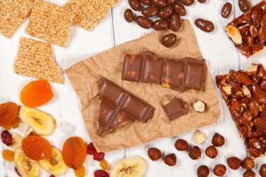 Lezzetli sütlü çikolata fındık ile