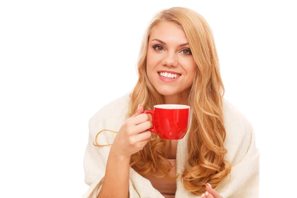 Jeune femme se relaxant au lit avec une tasse de café — Photo