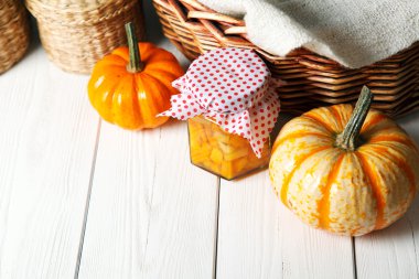 Beyaz ahşap zemin üzerinde korur