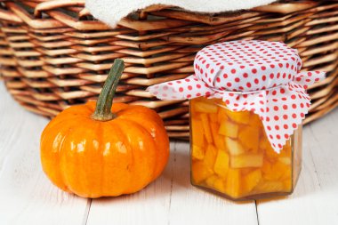 Beyaz ahşap zemin üzerinde korur