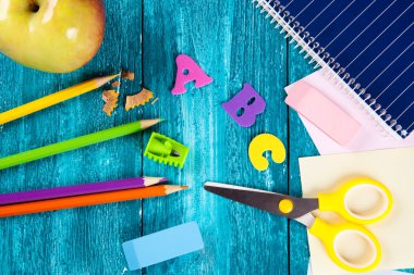 Ofis ve okul malzemeleri ahşap yüzeyde