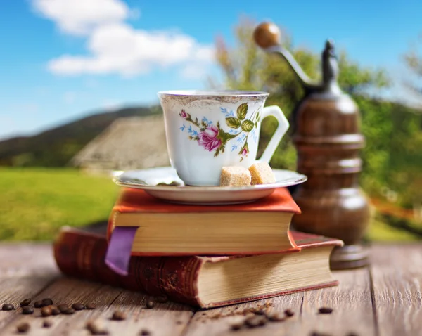 Taza de café retro en libros — Foto de Stock