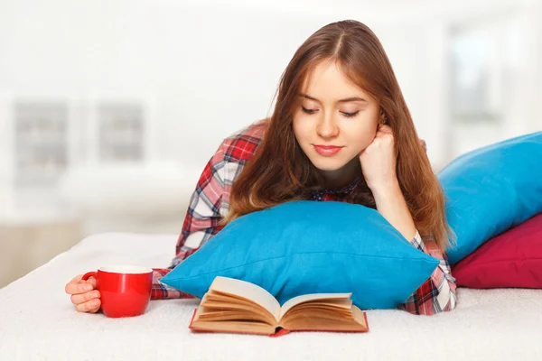 Tienermeisje in haar kamer — Stockfoto