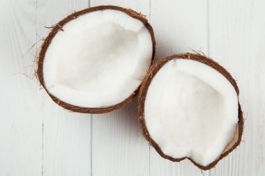 Ahşap masa üzerinde kırık Hindistan cevizi