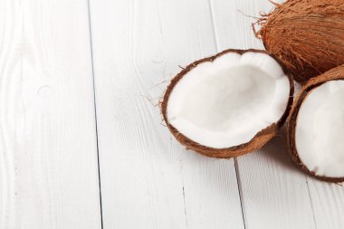 Ahşap masa üzerinde kırık Hindistan cevizi