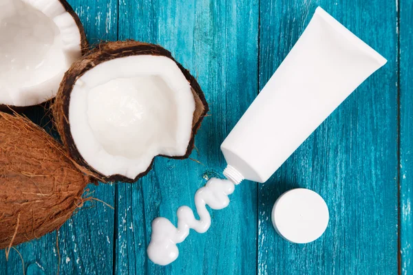 Cosméticos para el cuidado del cuerpo y del coco — Foto de Stock