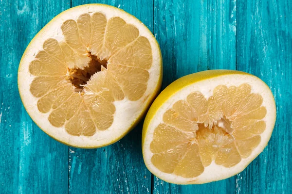 Pomelo fruits sur la surface en bois — Photo