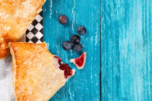 Dolci panini da forno sul tavolo di legno — Foto Stock