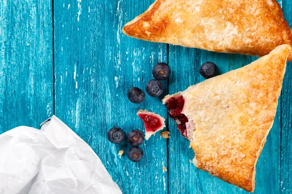 Süße Brötchen backen auf Holztisch — Stockfoto