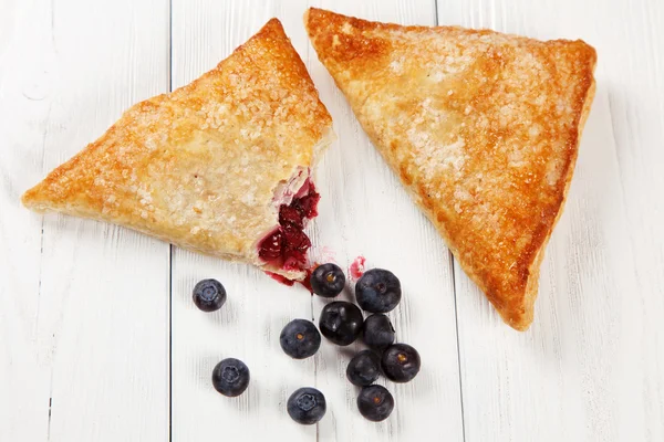 Dolci panini da forno sul tavolo di legno — Foto Stock