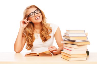 Genç öğrenci kitap okumak
