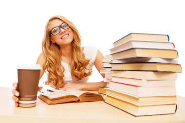 Genç öğrenci kitap okumak