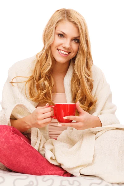 Jeune femme se relaxant au lit avec une tasse de café — Photo