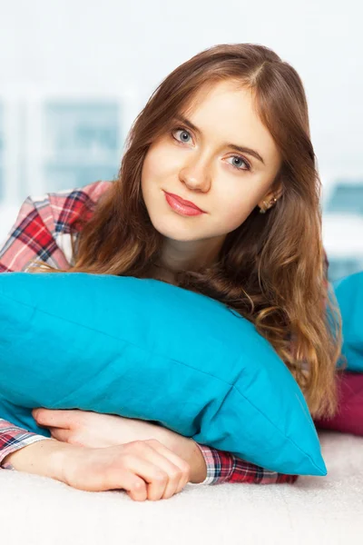 Menina adolescente em seu quarto — Fotografia de Stock