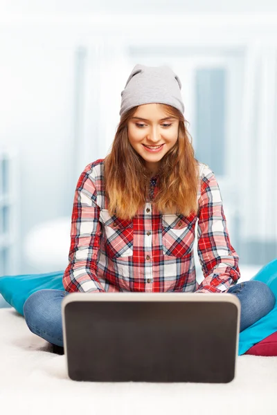 Bella ragazza adolescente che lavora con un computer portatile — Foto Stock