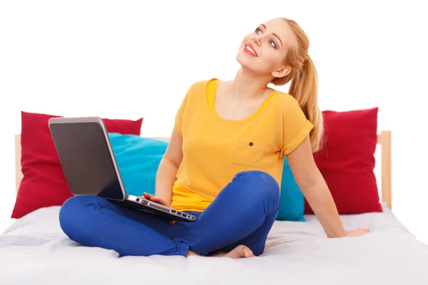 Genç kızla yatakta onu laptop — Stok fotoğraf