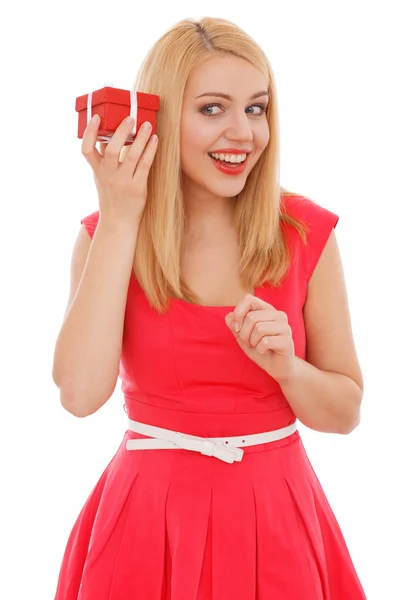 Joven hermosa mujer abriendo una caja de regalo — Foto de Stock