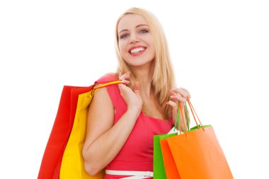 Alışveriş çantalı güzel bir kadın.