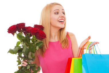 Bir buket gül olan güzel kadın