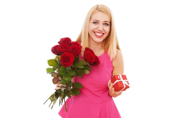 Junge schöne Frau mit einem Strauß Rosen — Stockfoto