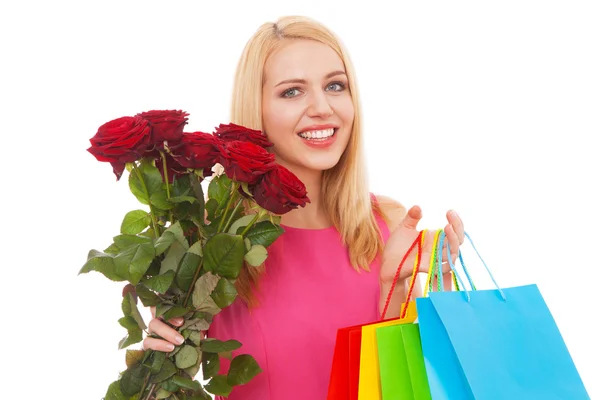 Jonge mooie vrouw met een boeket rozen — Stockfoto