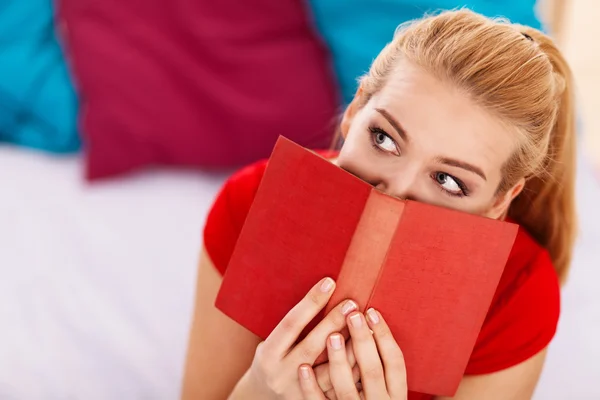 Pretty blond woman reading a book — Stock Photo, Image