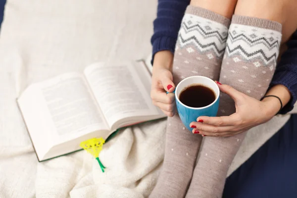 Frauenbeine in warmen Wollsocken — Stockfoto