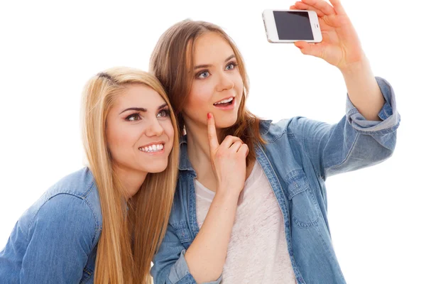 Zwei Freundinnen machen ein Selfie — Stockfoto